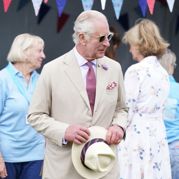 Prouvant que même après 50 ans de relations, tous les deux sont toujours aussi complices ! 
Le roi Charles III d'Angleterre et Camilla Parker Bowles, reine consort d'Angleterre, au Sandringham Flower Show à Sandringham House (Norfolk), le 26 juillet 2023. 