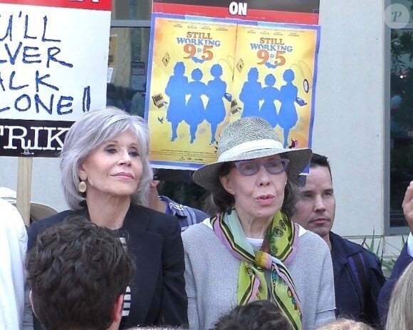 Âgée de 85 ans, Jane Fonda est apparue fragilisée par les fortes chaleurs ce jour-là
Jane Fonda et Lily Tomlin soutiennent la grève des scénaristes et des acteurs américains.