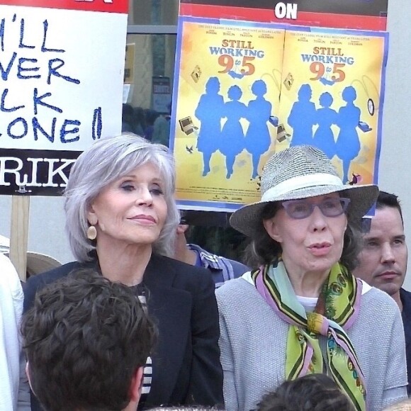 Âgée de 85 ans, Jane Fonda est apparue fragilisée par les fortes chaleurs ce jour-là
Jane Fonda et Lily Tomlin soutiennent la grève des scénaristes et des acteurs américains.