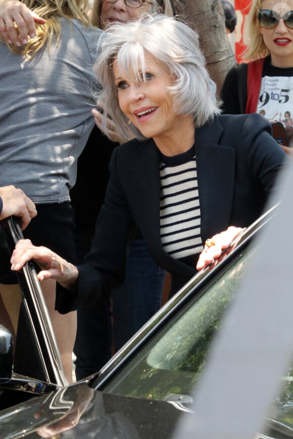 La comédienne s'est ensuite reposée assise sur une chaise avec la tête baissée, pendant que son entourage prenait soin d'elle
Jane Fonda le 29 juin 2023.