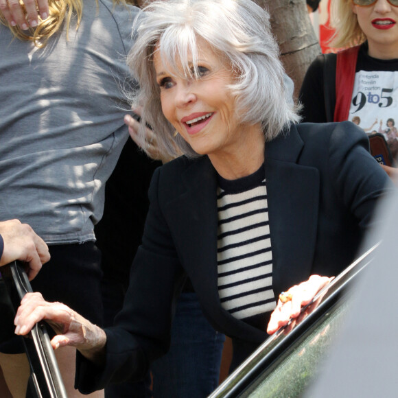 La comédienne s'est ensuite reposée assise sur une chaise avec la tête baissée, pendant que son entourage prenait soin d'elle
Jane Fonda le 29 juin 2023.
