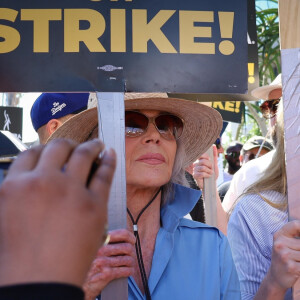 Jane Fonda manifeste son soutein à la grève des scénaristes américains.