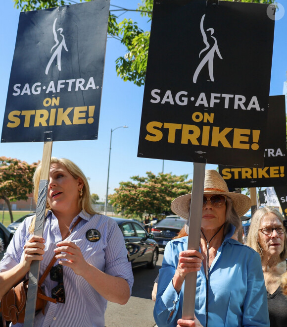 Jane Fonda manifeste son soutein à la grève des scénaristes américains.