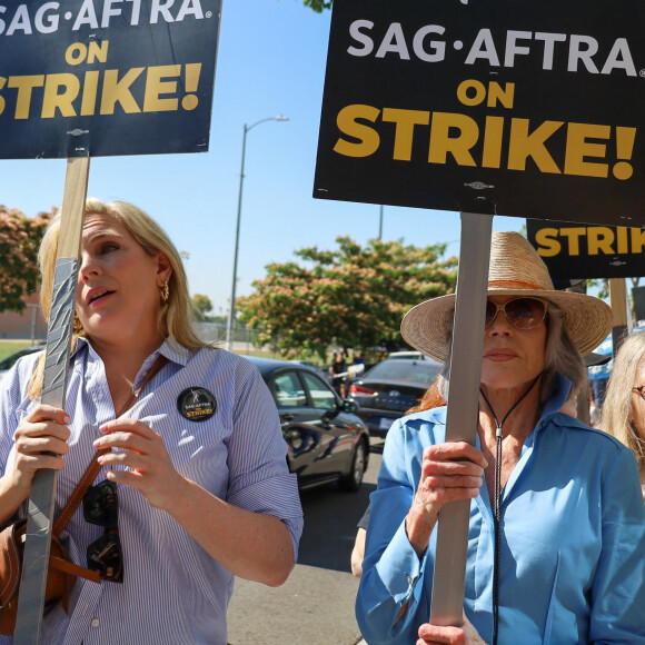 Jane Fonda manifeste son soutein à la grève des scénaristes américains.