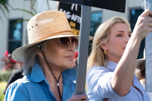 Jane Fonda manifeste son soutein à la grève des scénaristes américains.