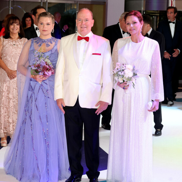 Et les marques d'affection.
Camille Gottlieb, le prince Albert II de Monaco et la princesse Charlène de Monaco lors du 74ème Gala de la Croix-Rouge Monégasque, qui se tient dans la mythique Salle des Etoiles du Sporting Monte-Carlo à Monaco. Cette année l'ambassadeur du gala n'est autre que la rock star internationale Robbie Wiliams. En cette occasion Robbie Williams a donné un concert exclusif à la Salle des Etoiles. Monaco, le 29 juillet 2023. © Dominique Jacovides/Bestimage 