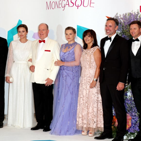 Alice Taglioni était présente.
Alice Taglioni, Frederic Platini, la princesse Charlène de Monaco, le prince Albert II de Monaco, Camille Gottlieb, Betina Ragazzoni, Antony Nogues, Gareth Wittstock et Róisín Wittstock lors du 74ème Gala de la Croix-Rouge Monégasque, qui se tient dans la mythique Salle des Etoiles du Sporting Monte-Carlo à Monaco. Cette année l'ambassadeur du gala n'est autre que la rock star internationale Robbie Wiliams. En cette occasion Robbie Williams a donné un concert exclusif à la Salle des Etoiles. Monaco, le 29 juillet 2023. © Dominique Jacovides/Bestimage 