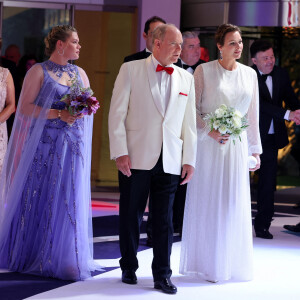 Camille Gottlieb, le prince Albert II de Monaco et la princesse Charlène de Monaco lors du 74ème Gala de la Croix-Rouge Monégasque, qui se tient dans la mythique Salle des Etoiles du Sporting Monte-Carlo à Monaco. Cette année l'ambassadeur du gala n'est autre que la rock star internationale Robbie Wiliams. En cette occasion Robbie Williams a donné un concert exclusif à la Salle des Etoiles. Monaco, le 29 juillet 2023. © Dominique Jacovides/Bestimage 