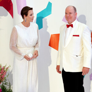 Le prince Albert II de Monaco et la princesse Charlène de Monaco lors du 74ème Gala de la Croix-Rouge Monégasque, qui se tient dans la mythique Salle des Etoiles du Sporting Monte-Carlo à Monaco. Cette année l'ambassadeur du gala n'est autre que la rock star internationale Robbie Wiliams. En cette occasion Robbie Williams a donné un concert exclusif à la Salle des Etoiles. Monaco, le 29 juillet 2023. © Dominique Jacovides/Bestimage 