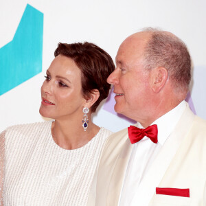 La princesse Charlène de Monaco, le prince Albert II de Monaco lors du 74ème Gala de la Croix-Rouge Monégasque, qui se tient dans la mythique Salle des Etoiles du Sporting Monte-Carlo à Monaco. Cette année l'ambassadeur du gala n'est autre que la rock star internationale Robbie Wiliams. En cette occasion Robbie Williams a donné un concert exclusif à la Salle des Etoiles. Monaco, le 29 juillet 2023. © Dominique Jacovides/Bestimage  74th Monegasque Red Cross Gala, held in the mythical Salle des Etoiles of the Sporting Monte-Carlo in Monaco. This year's gala ambassador is none other than international rock star Robbie Wiliams. On this occasion Robbie Williams performed in an exclusive concert at the Salle des Etoiles. Monaco, July 29, 2023.