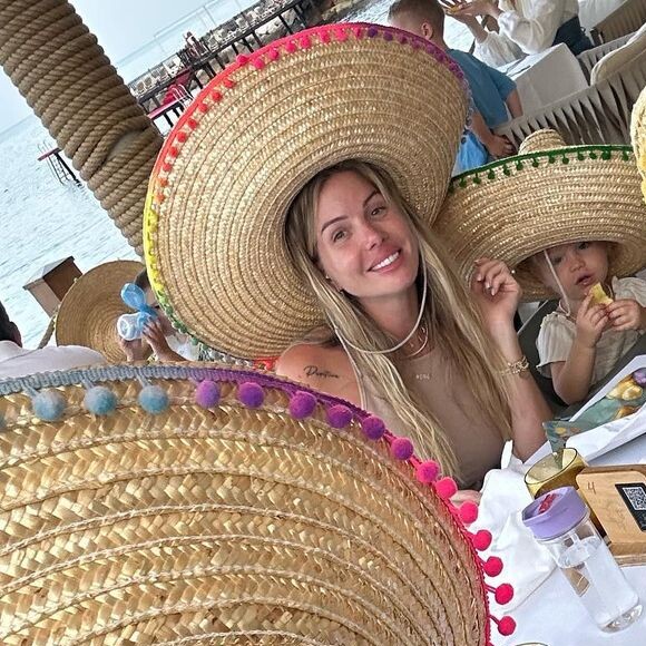 Sur les photos, la petite famille semble on ne peut plus ravie.
Jessica Thivenin et sa famille en Turquie.