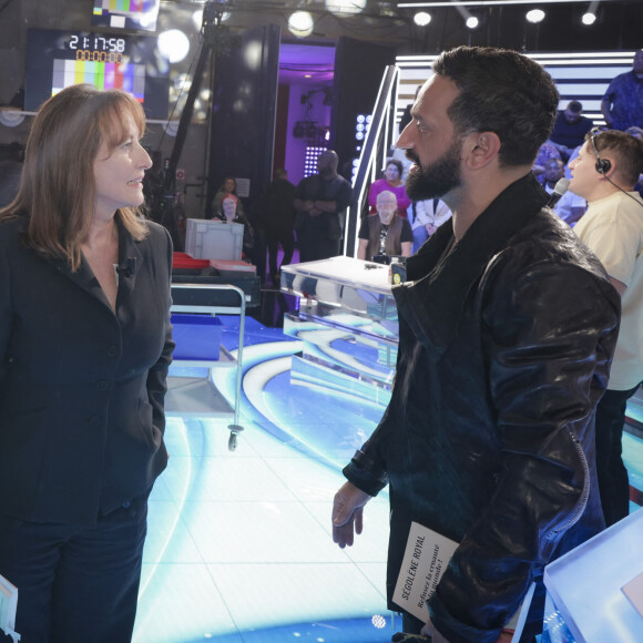 Elle devrait intervenir une fois par semaine pour "proposer un décryptage d'un sujet de l'actualité politique".
Exclusif - Ségolène Royal, Cyril Hanouna - Sur le plateau de l'émission TPMP (Touche Pas à Mon Poste) présentée en direct par C.Hanouna et diffusée sur C8 - Paris le 17/04/2023 - © Jack Tribeca / Bestimage