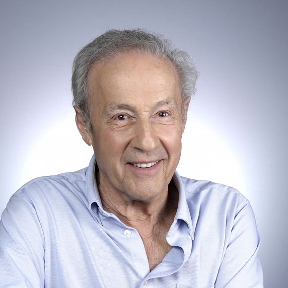 Et d'ajouter : "Et quand on s'est rencontrés, on était tranquilles et du coup l'entourage peut changer. Et puis après, vous avez une femme qui tombe enceinte, on a un enfant et ça change la vie. C'est vraiment bien. Si elle n'avait pas été là... Je ne sais pas."
Portrait de Gerard Klein lors de l'enregistrement de l'émission "Chez Jordan". Le 19 avril 2023 © Cédric Perrin / Bestimage