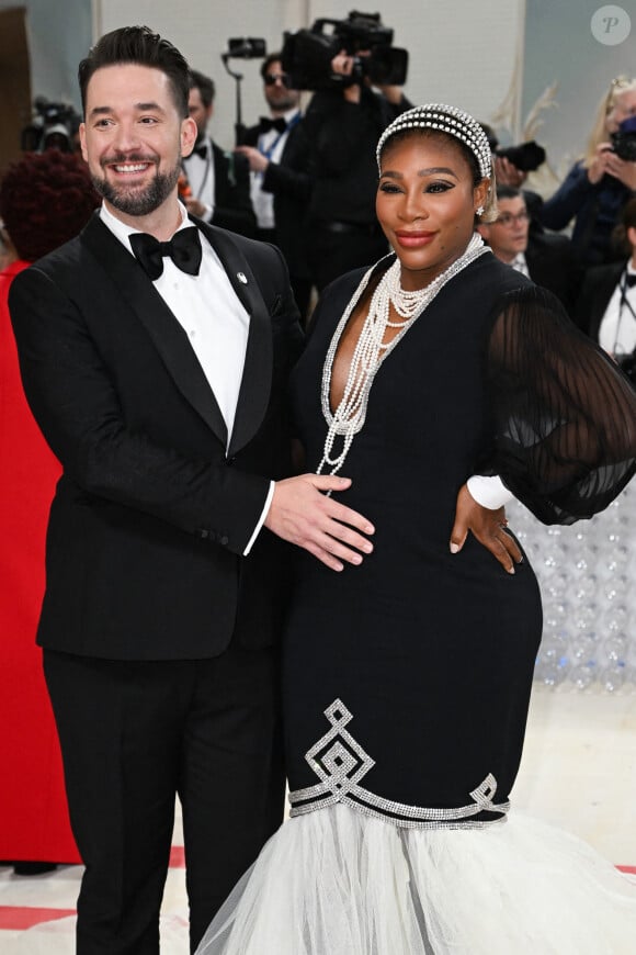 Une nouvelle qui les comble de bonheur
 
Serena Williams, enceinte, et son mari Alexis Ohanian - Les célébrités arrivent à la soirée du "MET Gala 2023" à New York, le 1er mai 2023.