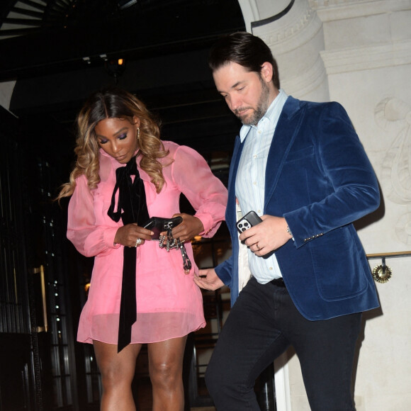 C'est grâce à un feu d'artifice que Serena Williams et Alexis Ohanian ont appris qu'ils allaient avoir une autre petite fille !
 
Serena Williams et son mari Alexis Ohanian arrivent puis sortent de l'hôtel 22 à Londres le 5 juillet 2022.