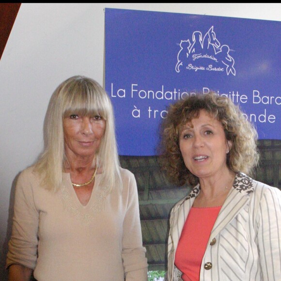Le 19 juillet dernier, l'état de santé de Brigitte Bardot nécessitait l'intervention des secours, à son domicile, situé à Saint-Tropez sur la Côte-d'Azur.
Dany Saval et Mireille Dumas - Brigitte Bardot fête les 20 ans de sa fondation et ses 72 ans lors d'une conférence au Théâtre Marigny.