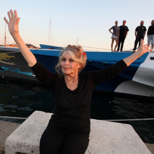 Exclusif - Brigitte Bardot pose avec l'équipage de Brigitte Bardot Sea Shepherd, le célèbre trimaran d'intervention de l'organisation écologiste, sur le port de Saint-Tropez.