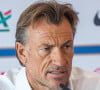 Hervé Renard évoque son lourd passé familial
 
Le sélectionneur Hervé Renard annonce la liste de l'équipe de france féminine pour la coupe du monde, lors d'une conférence de presse, à Paris, France. © Baptiste Autissier/Panoramic/Bestimage