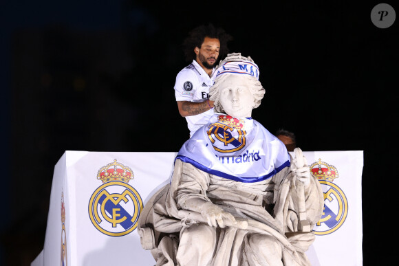 Sur les images, on peut voir le genou du footballeur argentin se plier en deux.
L'équipe du Real Madrid arrive à Madrid auréolée de son 14ème trophée de la Ligue Des Champions (LDC) après sa victoire face à Liverpool (1-0). Madrid, le 29 mai 2022. © Oscar J. Barroso/AFP7 via Zuma Press/Bestimage