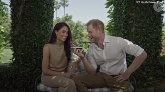 Mais les parents d'Archie et Lilibet viennent d'apparaître, très complices, dans une nouvelle vidéo de 2 minutes et 40 secondes.
Meghan Markle et le prince Harry contactent par téléphone les gagnants d'une subvention pour une technologie plus responsable.