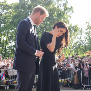 Le prince Harry, duc de Sussex et Meghan Markle, duchesse de Sussex à la rencontre de la foule devant le château de Windsor, suite au décès de la reine Elizabeth II d'Angleterre. Le 10 septembre 2022