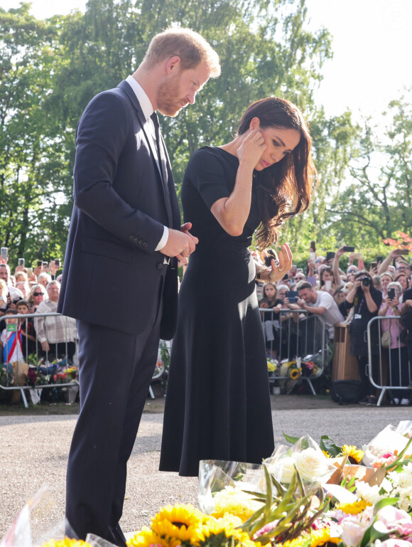 Le prince Harry, duc de Sussex et Meghan Markle, duchesse de Sussex à la rencontre de la foule devant le château de Windsor, suite au décès de la reine Elizabeth II d'Angleterre. Le 10 septembre 2022