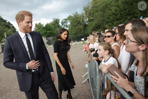 Confortablement installés dans leur jardin situé à Montecito, en Californie, ils contactent, par téléphone, les lauréats d'une subvention de 2 millions de dollars pour une technologie plus responsable.
Le prince Harry, duc de Sussex et Meghan Markle, duchesse de Sussex à la rencontre de la foule devant le château de Windsor, suite au décès de la reine Elizabeth II d'Angleterre. Le 10 septembre 2022.