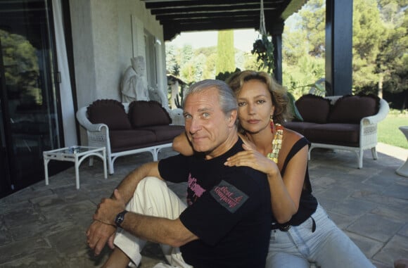 Il n'est autre que le fils de la comédienne et de Jean Poiret, lui aussi grand acteur.
En France, à Saint-Tropez, Caroline Cellier et son mari Jean Poiret en vacances le 21 juillet 1985.