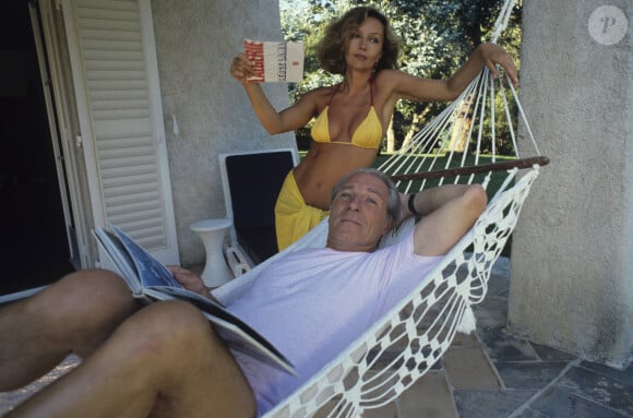 En France, à Saint-Tropez, Caroline Cellier et son mari Jean Poiret en vacances le 21 juillet 1985.