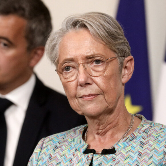 La première ministre, Elisabeth Borne, Gérald Darmanin, ministre de l'Intérieur et des Outre-mer lors d'une conférence de presse à la suite d'un Comité Interministériel à la Sécurité routière à l'hôtel de Matignon, à Paris, France, le 17 juillet 2023 © Stéphane Lemouton/Bestimage 