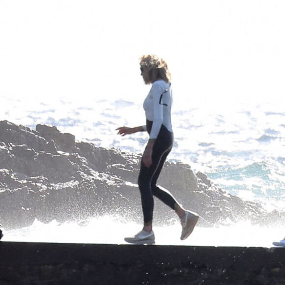 Brigitte Macron profite en solo de son premier jour de vacances au Fort de Brégançon à Bormes-les-Mimosas le 30 juillet 2023. Le président Emmanuel Macron Macron et sa femme Brigitte sont arrivés au Fort de Brégançon samedi soir. Dimanche, Brigitte en sortie seule en combinaison de plongée avec son chien Némo et ses gardes du corps pour faire une ballade en bateau mais, la mer étant trop agitée, la première dame est rentrée plus vite que prévu avant de rejoindre son mari pour dîner.