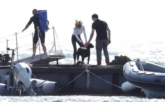 Brigitte Macron profite en solo de son premier jour de vacances au Fort de Brégançon à Bormes-les-Mimosas le 30 juillet 2023. Le président Emmanuel Macron Macron et sa femme Brigitte sont arrivés au Fort de Brégançon samedi soir. Dimanche, Brigitte en sortie seule en combinaison de plongée avec son chien Némo et ses gardes du corps pour faire une ballade en bateau mais, la mer étant trop agitée, la première dame est rentrée plus vite que prévu avant de rejoindre son mari pour dîner.