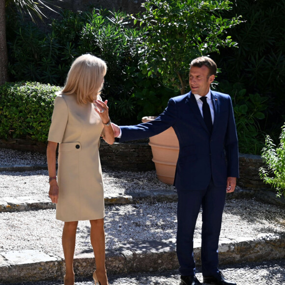 Sereins avec leurs proches au Fort de Brégançon sur la commune de Bormes-les-Mimosas, ils ont voulu saluer personnellement le glacier qui les gâte à chacun de leurs séjours
Le Président Emmanuel Macron et sa femme Brigitte Macron - Le président français Emmanuel Macron accueille la chancelière allemande Angela Merkel au Fort de Brégançon, à Bormes-les-Mimosas, dans le sud-est de la France, le 20 août 2020. © Christophe Simon / Pool / Bestimage