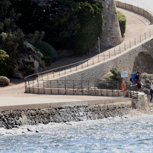 Brigitte Macron profite en solo de son premier jour de vacances au Fort de Brégançon à Bormes-les-Mimosas le 30 juillet 2023. © Luc Boutria/Nice-Matin/Bestimage