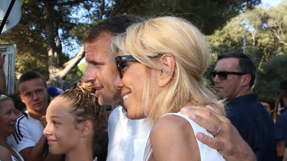 Brigitte et Emmanuel Macron en vacances : sortie en famille au Lavandou, ils cèdent à la tentation de l'été