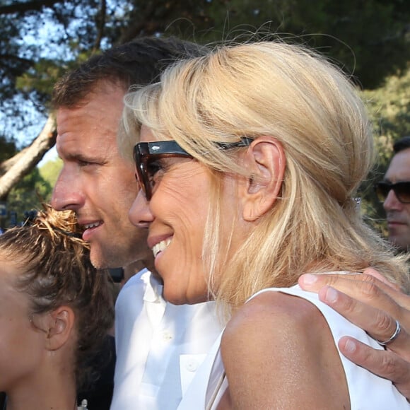 Emmanuel et Brigitte Macron ont fait une apparition inattendue chez un... glacier !
Le président de la République française Emmanuel Macron et sa femme la Première Dame Brigitte Macron à la rencontre des nombreux vacanciers devant le Fort de Brégançon à Bormes-les-Mimosas, un séjour présidentiel incontournable comme le montre cette photo prise il y a cing ans © Dominique Jacovides - Cyril Moreau/Bestimage