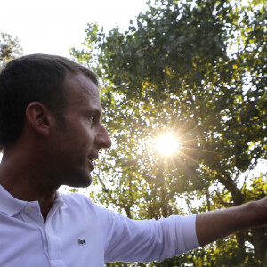 Une visite de courtoisie qui a fait grand plaisir
Le président de la République française Emmanuel Macron et sa femme la Première Dame Brigitte Macron viennent à la rencontre des nombreux vacanciers devant le Fort de Brégançon ç Bormes-les-Mimosas, France, le 7 août 2018. Le couple présidentiel prend le temps d'échanger, de faire des photos et de saluer les nombreuses personnes venues devant le portail du fort. © Dominique Jacovides - Cyril Moreau/Bestimage