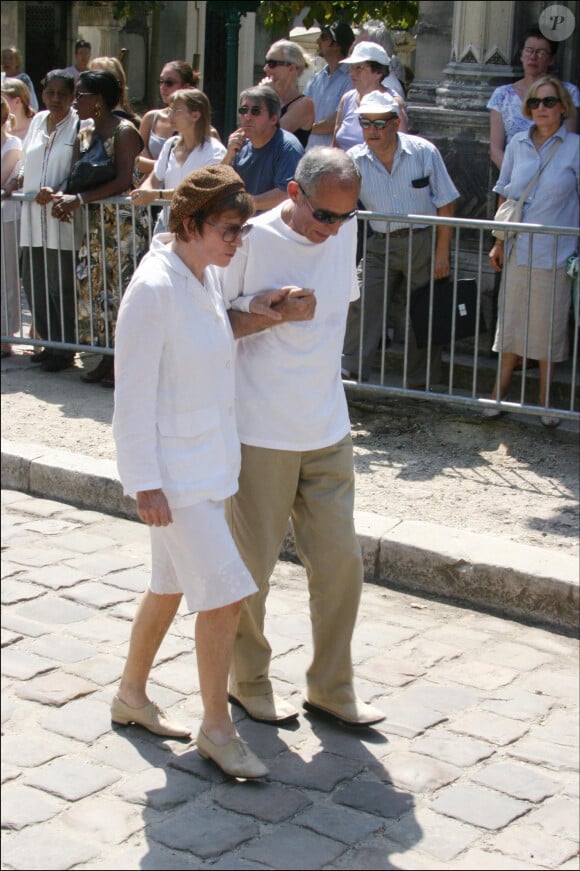 Nadine Trintignant et Alain Corneau lors des obsèques de Marie Trintignant au cimetière du Père-Lachaise à Paris en 2003