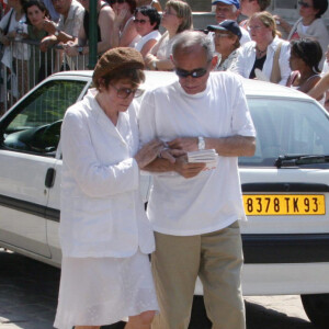 Nadine Trintignant et Alain Corneau lors des obsèques de Marie Trintignant au cimetière du Père-Lachaise à Paris en 2003