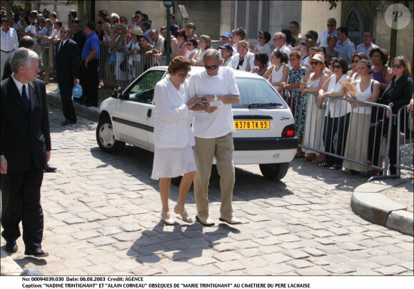 Nadine Trintignant et Alain Corneau lors des obsèques de Marie Trintignant au cimetière du Père-Lachaise à Paris en 2003