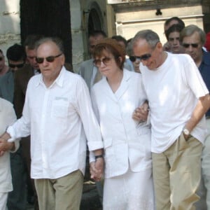 Jean-Louis Trintignant, Nadine Trintignant et Alain Corneau lors des obsèques de Marie Trintignant au cimetière du Père-Lachaise à Paris en 2003