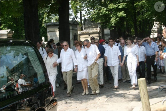 Jean-Louis Trintignant, Nadine Trintignant et Alain Corneau lors des obsèques de Marie Trintignant au cimetière du Père-Lachaise à Paris en 2003