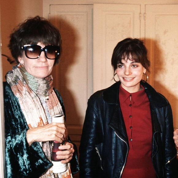 et la regrettée et immense comédienne, Marie Trintignant
Jean-Louis Trintignant avec sa femme de l'époque Nadine et leur fille Marie en 1987