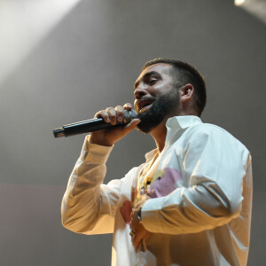 Le chanteur Kendji Girac sur la scène du Rugby Music Live devant 8000 spectateurs qui ont fait un don pour 3 associations : MBM (Manifestation de Bienveillance pour enfants Malade), les Zèbres (Moments de réconfort pour les enfants hospitalisés) et la fondation OVE ((enfants orphelins et démunis) à Lyon, le 13/05/2023. © Sandrine Thesillat / Panoramic / Bestimage 