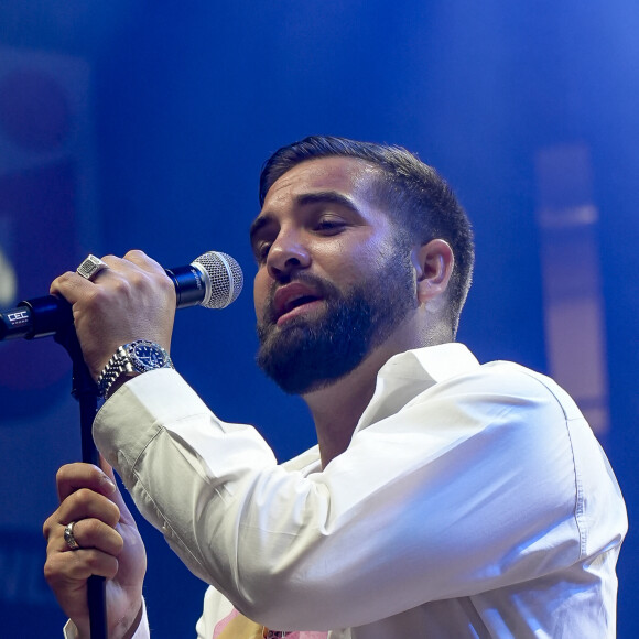 Le chanteur Kendji Girac sur la scène du Rugby Music Live devant 8000 spectateurs qui ont fait un don pour 3 associations : MBM (Manifestation de Bienveillance pour enfants Malade), les Zèbres (Moments de réconfort pour les enfants hospitalisés) et la fondation OVE ((enfants orphelins et démunis) à Lyon, le 13/05/2023. © Sandrine Thesillat / Panoramic / Bestimage 