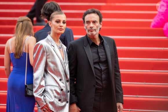 Anthony Delon (habillé par Berluti) et sa compagne Sveva Alviti - Montée des marches du film " Top Gun : Maverick " lors du 75ème Festival International du Film de Cannes. Le 18 mai 2022 © Olivier Borde / Bestimage 