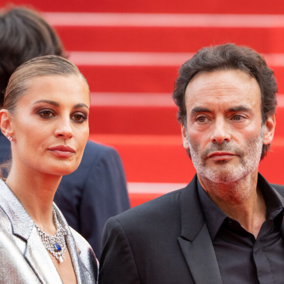 Anthony Delon (habillé par Berluti) et sa compagne Sveva Alviti - Montée des marches du film " Top Gun : Maverick " lors du 75ème Festival International du Film de Cannes. Le 18 mai 2022 © Olivier Borde / Bestimage 