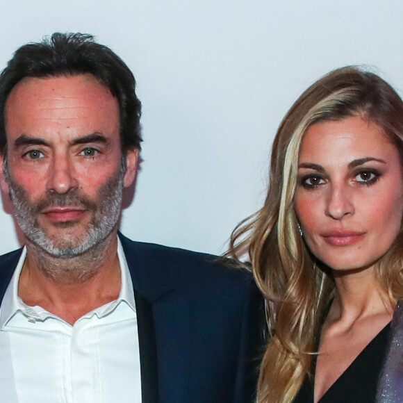 Anthony Delon et sa compagne Sveva Alviti - People au dîner de l'association AEM (Un Avenir pour les Enfants du Monde), au profit des enfants du Rwanda, au Pavillon Ledoyen à Paris. Le 24 mars 2022 © Borde-Rindoff / Bestimage 