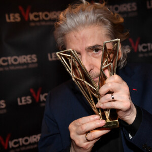 Exclusif - Serge Lama (Victoire d'honneur) en backstage de la 38ème cérémonie des Victoires de la musique à la Seine musicale de Boulogne-Billancourt, France, le 10 février 2023. © Moreau-Veren/Bestimage 