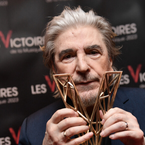 En effet, en 1965, il est victime d'un grave accident de voiture
Exclusif - Serge Lama (Victoire d'honneur) en backstage de la 38ème cérémonie des Victoires de la musique à la Seine musicale de Boulogne-Billancourt, France, le 10 février 2023. © Moreau-Veren/Bestimage 